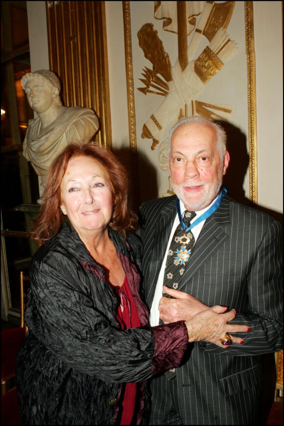 Michel Serrault et sa femme Juanita - Michel Serrault reçoit les insignes de commandeur dans l'ordre national du mérite.