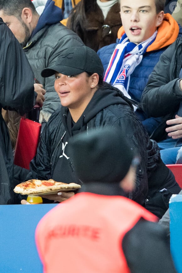 Sarah Fraisou mange une pizza lors du match - People dans les tribunes du parc des princes lors du match de championnat de Ligue 1 Conforama opposant le Paris Saint-Germain (PSG) à Lille le 22 Novembre 2019 à Paris © Cyril Moreau / Bestimage 