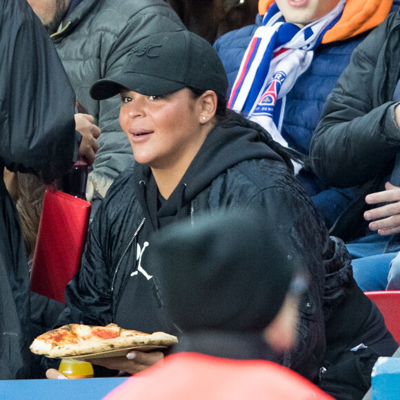 Sarah Fraisou mange une pizza lors du match - People dans les tribunes du parc des princes lors du match de championnat de Ligue 1 Conforama opposant le Paris Saint-Germain (PSG) à Lille le 22 Novembre 2019 à Paris © Cyril Moreau / Bestimage 