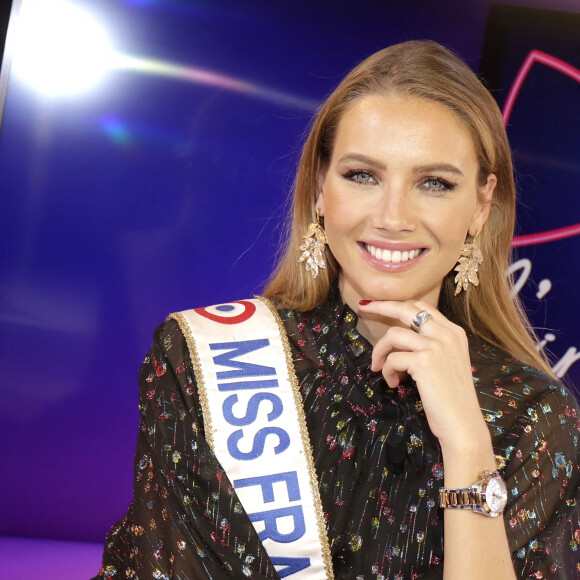 Rendez-vous avec Amandine Petit, miss France 2021, en marge de l'enregistrement de l'émission L'instant de Luxe à Paris le 21 octobre 2021. © Cédric Perrin / Bestimage 