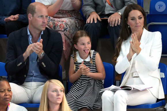 Le prince William, Kate Middleton et la princesse Charlotte de Cambridge encouragent l'équipe de natation lors des Jeux du Commonwealth de Birmingham, le 2 août 2022.