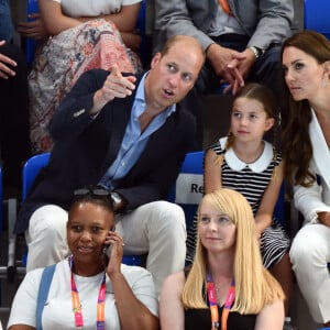 Le prince William, Kate Middleton et la princesse Charlotte de Cambridge encouragent l'équipe de natation lors des Jeux du Commonwealth de Birmingham, le 2 août 2022.