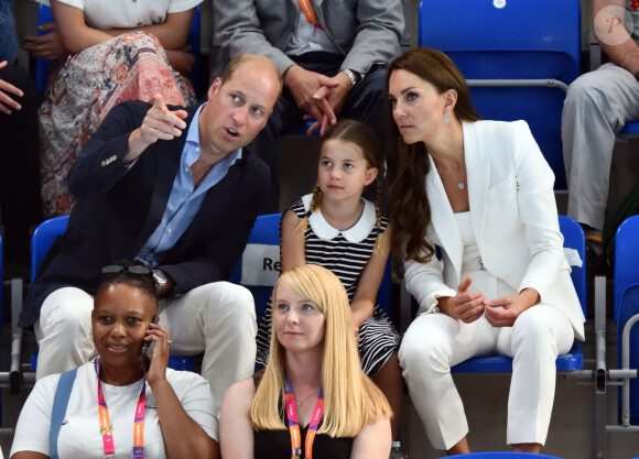 Le prince William, Kate Middleton et la princesse Charlotte de Cambridge encouragent l'équipe de natation lors des Jeux du Commonwealth de Birmingham, le 2 août 2022.