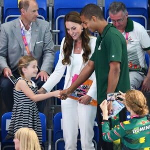 Le prince William, Kate Middleton et la princesse Charlotte de Cambridge encouragent l'équipe de natation lors des Jeux du Commonwealth de Birmingham, le 2 août 2022.