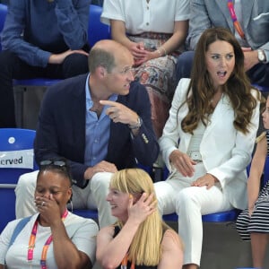 Le prince William, Kate Middleton et la princesse Charlotte de Cambridge encouragent l'équipe de natation lors des Jeux du Commonwealth de Birmingham, le 2 août 2022.