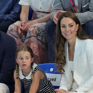 Le prince William, Kate Middleton et la princesse Charlotte de Cambridge encouragent l'équipe de natation lors des Jeux du Commonwealth de Birmingham, le 2 août 2022.