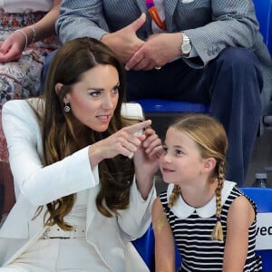 Le prince William, Kate Middleton et la princesse Charlotte de Cambridge encouragent l'équipe de natation lors des Jeux du Commonwealth de Birmingham, le 2 août 2022.