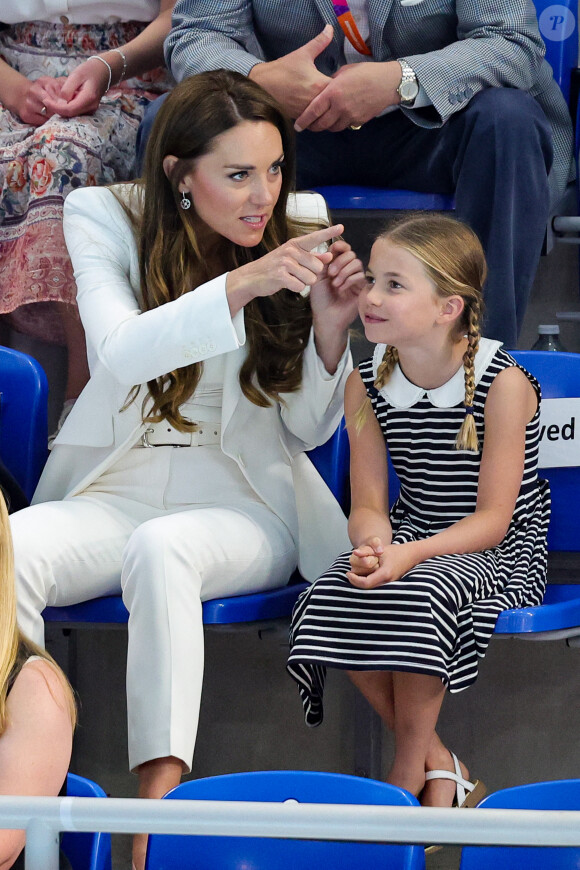 Le prince William, Kate Middleton et la princesse Charlotte de Cambridge encouragent l'équipe de natation lors des Jeux du Commonwealth de Birmingham, le 2 août 2022.