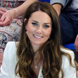 Le prince William, Kate Middleton et la princesse Charlotte de Cambridge encouragent l'équipe de natation lors des Jeux du Commonwealth de Birmingham.