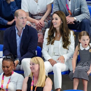 Le prince William, Kate Middleton et la princesse Charlotte de Cambridge encouragent l'équipe de natation lors des Jeux du Commonwealth de Birmingham, le 2 août 2022.