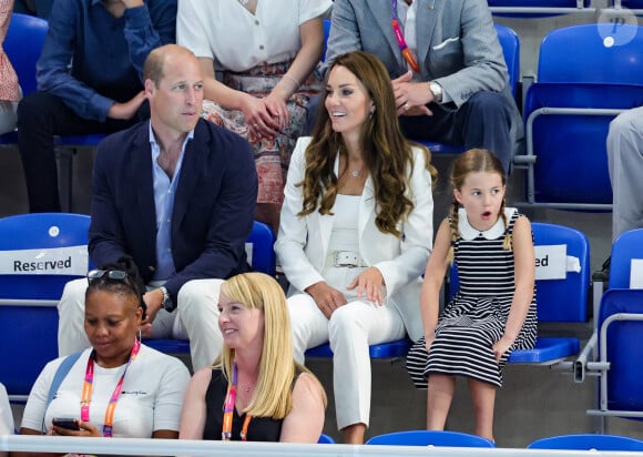 Le prince William, Kate Middleton et la princesse Charlotte de Cambridge encouragent l'équipe de natation lors des Jeux du Commonwealth de Birmingham, le 2 août 2022.