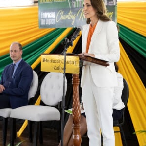 Kate Middleton en visite au collège Shotwood Teacher à Kingston, à l'occasion de son voyage officiel en Jamaïque. Le 23 mars 2022.