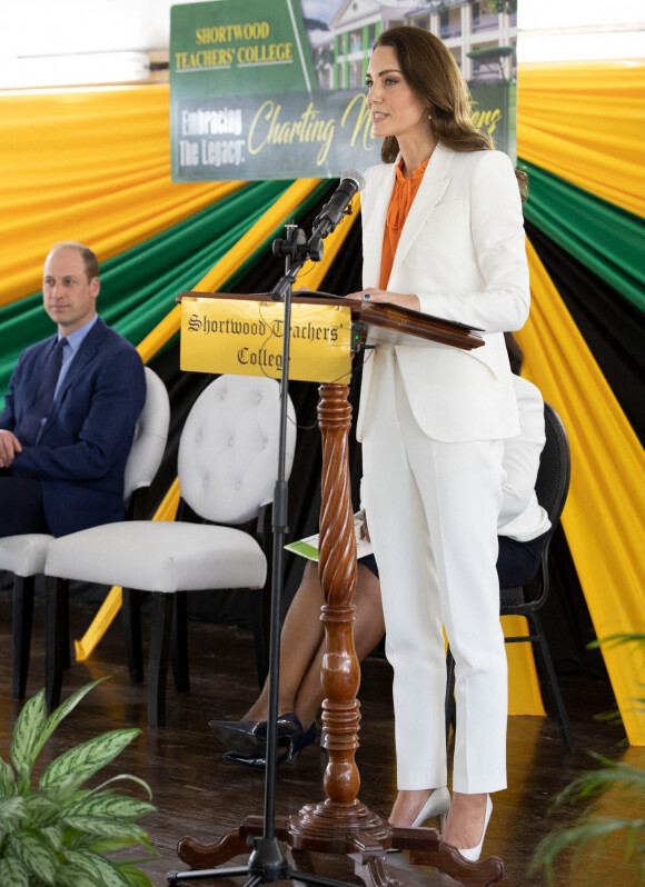 Kate Middleton en visite au collège Shotwood Teacher à Kingston, à l'occasion de son voyage officiel en Jamaïque. Le 23 mars 2022.