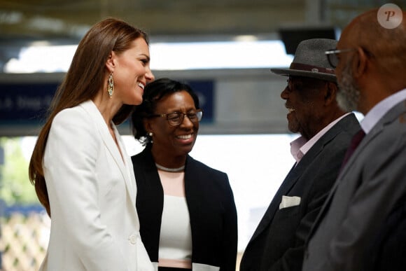 Kate Middleton et le prince William lors de l'inauguration d'un monument à la gare de Waterloo pour célébrer le Windrush Day. Le 22 juin 2022.