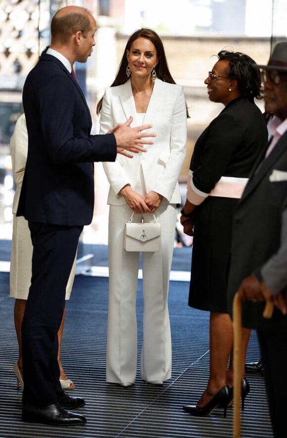 Kate Middleton et le prince William lors de l'inauguration d'un monument à la gare de Waterloo pour célébrer le Windrush Day. Le 22 juin 2022.