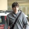 Ashton Kutcher, sans son épouse, se sent tout abandonné : il faisait grise mine, le 29 janvier, aux abords du Beverly Hilton Hotel (Beverly Hills).