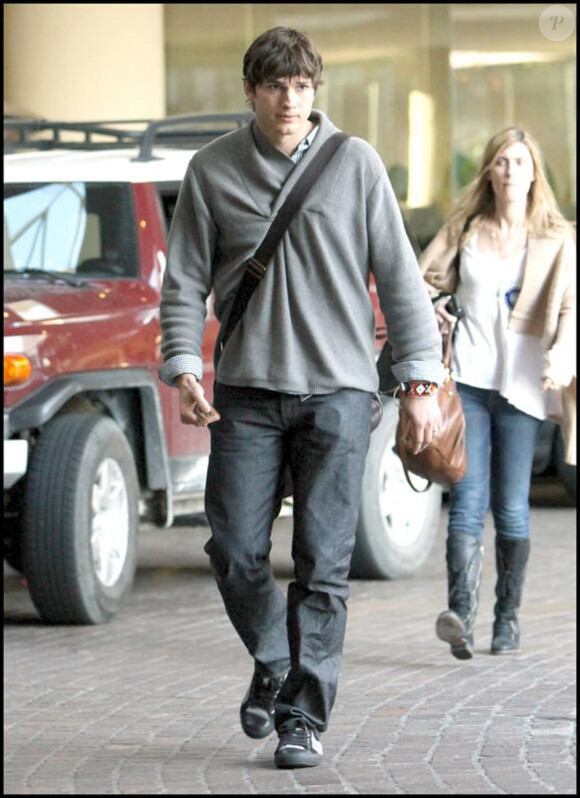 Ashton Kutcher, sans son épouse, se sent tout abandonné : il faisait grise mine, le 29 janvier, aux abords du Beverly Hilton Hotel (Beverly Hills).