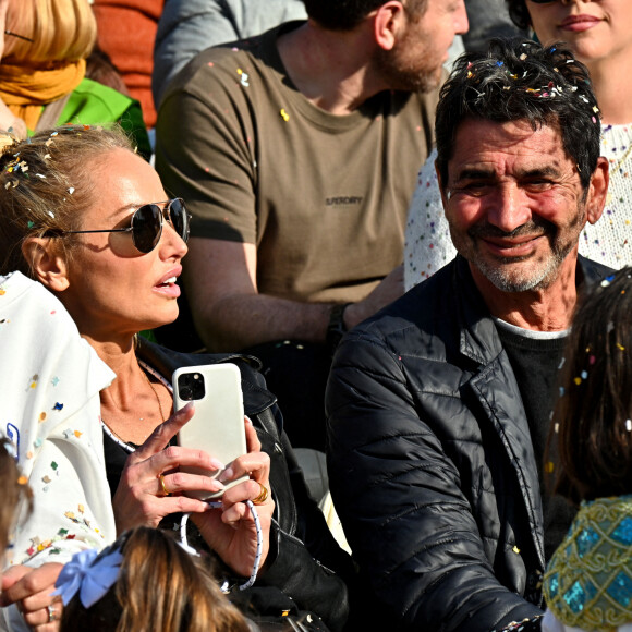 Adriana Karembeu Ohanian et son mari Aram durant la première bataille de fleurs du Carnaval de Nice 2022, Roi des Animaux, place Masséna à Nice, le 13 février 2022. © Bruno Bebert/Bestimage