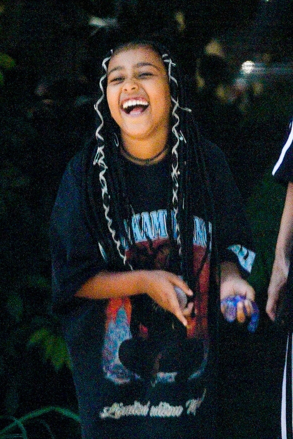 North West, la fille de Kim Kardashian et Kanye West à la sortie de son cours de karaté à Los Angeles, le 2 août 2022.
