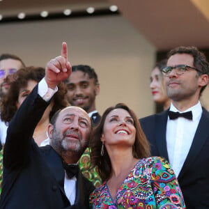 Kad Merad et sa compagne Julia Vignali - Montée des marches du film " OSS 117 : Alerte rouge en Afrique Noire " lors du 74ème Festival International du Film de Cannes. Le 17 juillet 2021 © Borde-Jacovides-Moreau / Bestimage 