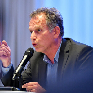 Charles Berling, durant l'Appel du monde de la Culture Azuréen à Nice, le 20 avril 2022, à voter contre l'extrême droite et à choisir Emmanuel Macron au 2ème tour de l'élection présidentielle le 24 avril prochain. © Bruno Bebert/Bestimage