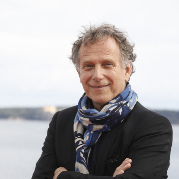 Charles Berling - Photocall de la série "L'île aux 30 cercueils" lors de la 5ème saison du festival International des Séries "Canneseries" à Cannes le 3 avril 2022. © Denis Guignebourg/BestImage 