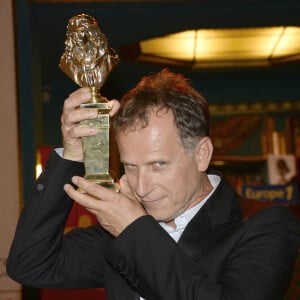 Charles Berling (Molière du comédien d'un spectacle de théâtre public) - Press room de la soirée de la 28ème Nuit des Molières au théâtre des Folies Bergère à Paris. Le 23 mai 2016 © Coadic Guirec / Bestimage