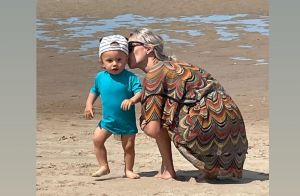 Kourtney Kardashian et son fils Mason à la plage à Saint Barthélemy le août Purepeople