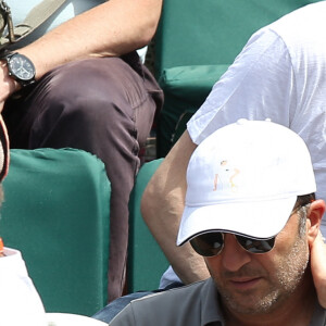 Arthur (Jacques Essebag) et sa compagne Mareva Galanter dans les tribunes lors de la finale homme des Internationaux de Tennis de Roland-Garros à Paris, le 11 juin 2017. © Jacovides-Moreau/Bestimage 
