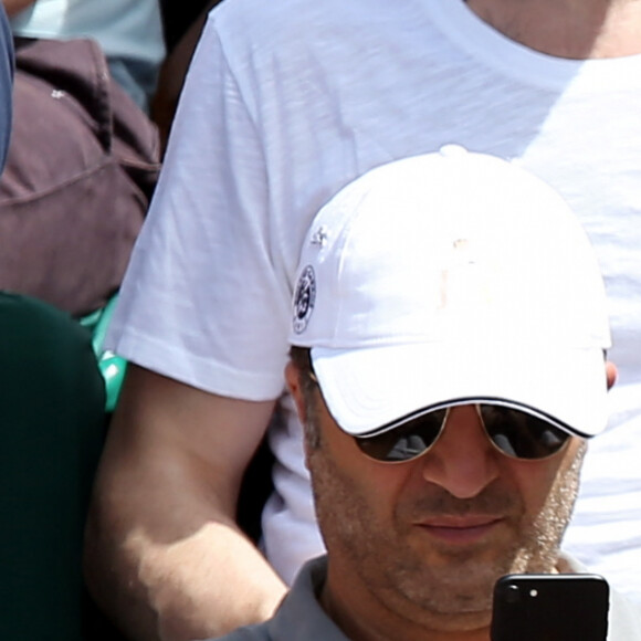 Arthur (Jacques Essebag) et sa compagne Mareva Galanter dans les tribunes lors de la finale homme des Internationaux de Tennis de Roland-Garros à Paris, le 11 juin 2017. © Jacovides-Moreau/Bestimage 