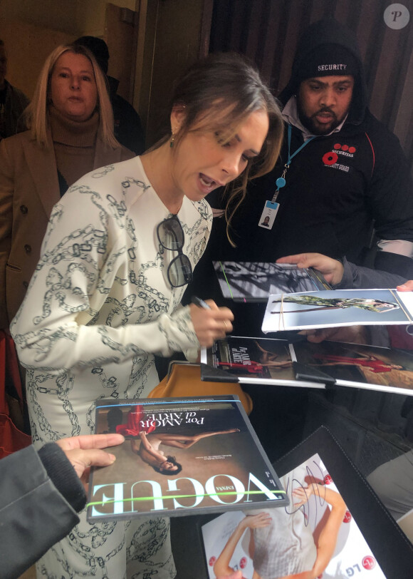 Victoria Beckham signe des autographes à la sortie des studios de l'émission 'Breakfast Television' à Toronto au Canada, le 7 novembre 2019.