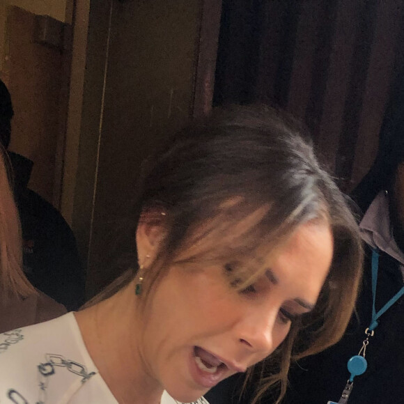 Victoria Beckham signe des autographes à la sortie des studios de l'émission 'Breakfast Television' à Toronto au Canada, le 7 novembre 2019.