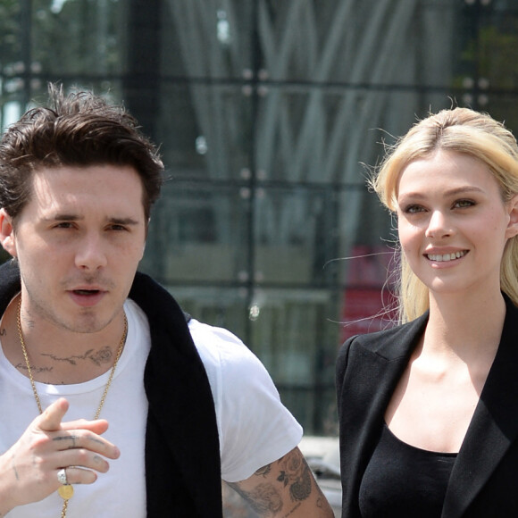 Brooklyn Beckham et sa femme Nicola Peltz se promènent dans les rues de New York le 1er mai 2022. 