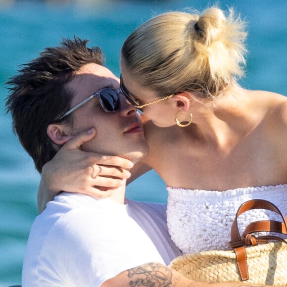 Brooklyn Beckham et sa femme Nicola Peltz s'embrassent amoureusement, alors qu'ils quittent le Club 55 à Saint-Tropez. Le 13 juillet 2022 