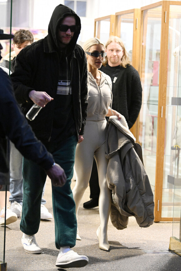 Kim Kardashian et son compagnon Pete Davidson à la sortie du "Dover Street Market" à Londres, le 31 mai 2022. 
