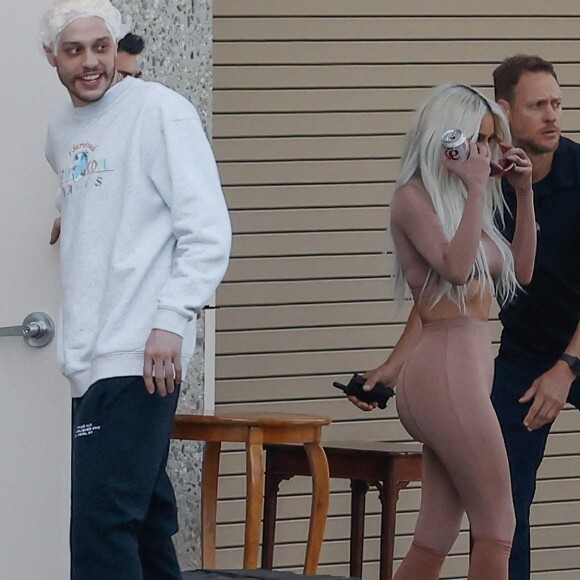 Exclusif - Kim Kardashian et son compagnon Pete Davidson semblent se préparer à une séance photo à Calabasas pour sa marque de vêtements Skims. Le 27 mai 2022. 
