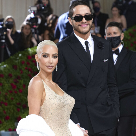 Info - Kim Kardashian accusée d'avoir abîmé la robe de Marilyn Monroe au gala du Met - Kim Kardashian (qui porte la célèbre robe de Marilyn Monroe) et Pete Davidson - Les célébrités arrivent à la soirée du "MET Gala 2022" à New York, le 2 mai 2022. © Future-Image via Zuma Press/Bestimage 