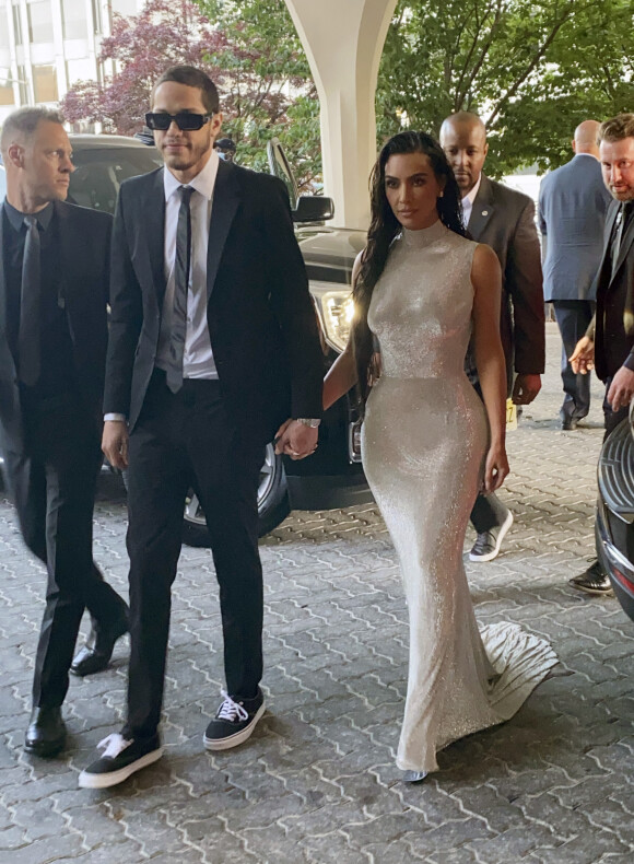 Pete Davidson et sa compagne Kim Kardashian arrivent au dîner annuel des "Associations de Correspondants de la Maison Blanche" à l'hôtel Hilton à Washington DC, le 30 avril 2022. 