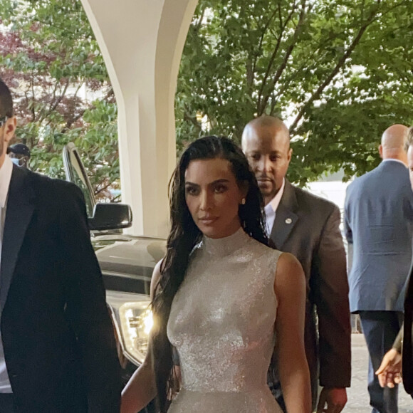 Pete Davidson et sa compagne Kim Kardashian arrivent au dîner annuel des "Associations de Correspondants de la Maison Blanche" à l'hôtel Hilton à Washington DC, le 30 avril 2022. 