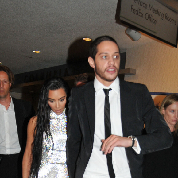 Kim Kardashian et son compagnon Pete Davidson à la sortie du dîner annuel des "Associations de Correspondants de la Maison Blanche" à l'hôtel Hilton à Washington DC, le 30 avril 2022. 