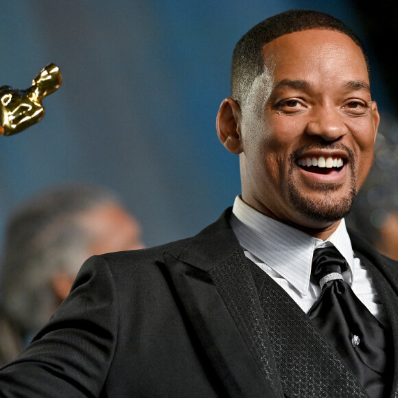 Will Smith, avec son oscar de meilleur acteur, au photocall de la soirée "Vanity Fair" lors de la 94ème édition de la cérémonie des Oscars au Wallis Annenberg Center for the Performing Arts dans le quartier de Beverly Hills, à Los Angeles, Californie, Etats-Unis, le 27 mars 2022. 