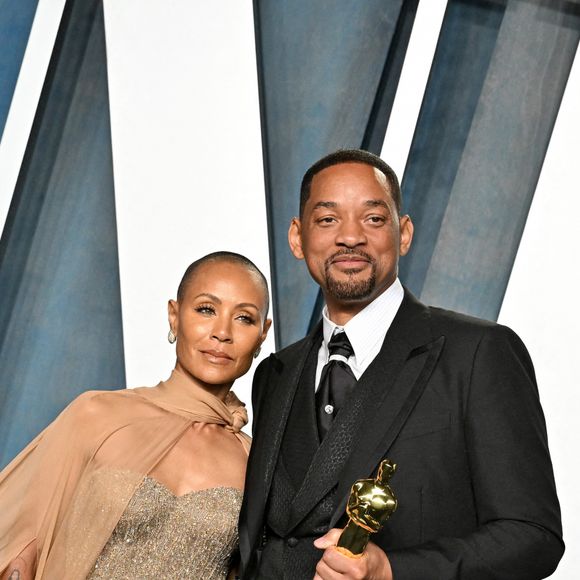 Jada Pinkett Smith et son mari Will Smith, avec son oscar de meilleur acteur, au photocall de la soirée "Vanity Fair" lors de la 94ème édition de la cérémonie des Oscars au Wallis Annenberg Center for the Performing Arts dans le quartier de Beverly Hills, à Los Angeles, Californie, Etats-Unis, le 27 mars 2022. 