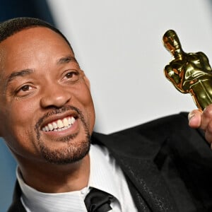 Will Smith, avec son oscar de meilleur acteur, au photocall de la soirée "Vanity Fair" lors de la 94ème édition de la cérémonie des Oscars au Wallis Annenberg Center for the Performing Arts dans le quartier de Beverly Hills, à Los Angeles, Californie, Etats-Unis, le 27 mars 2022. 
