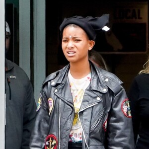 Willow Smith promène son chien avec son compagnon à Los Angeles, le 21 mai 2022. 