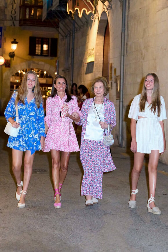 La reine Letizia d'Espagne, ses filles Leonor et Sofia et l'ex-reine Sofia se baladent dans les rues de Palma à Majorque, le 7 août 2022. 