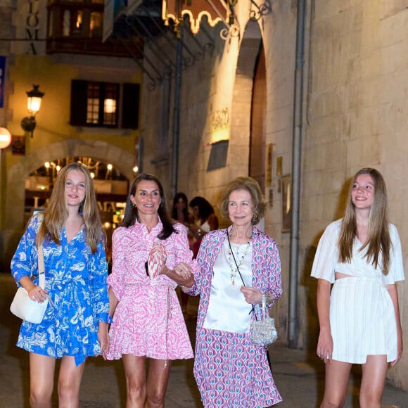 La reine Letizia d'Espagne, ses filles Leonor et Sofia et l'ex-reine Sofia se baladent dans les rues de Palma à Majorque, le 7 août 2022. 