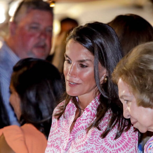La reine Letizia d'Espagne, ses filles Leonor et Sofia et l'ex-reine Sofia se baladent dans les rues de Palma à Majorque, le 7 août 2022. 
