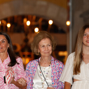 La reine Letizia d'Espagne, ses filles Leonor et Sofia et l'ex-reine Sofia se baladent dans les rues de Palma à Majorque, le 7 août 2022. 