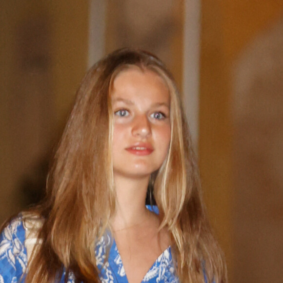 La reine Letizia d'Espagne, ses filles Leonor et Sofia et l'ex-reine Sofia se baladent dans les rues de Palma à Majorque, le 7 août 2022. 