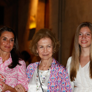 La reine Letizia d'Espagne, ses filles Leonor et Sofia et l'ex-reine Sofia se baladent dans les rues de Palma à Majorque, le 7 août 2022. 